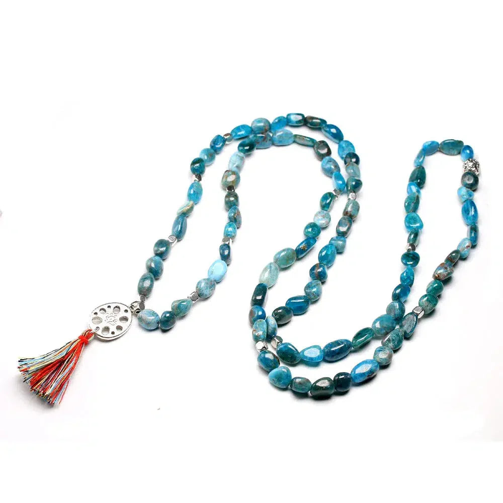 Gros plan sur les perles polies d'apatite bleue