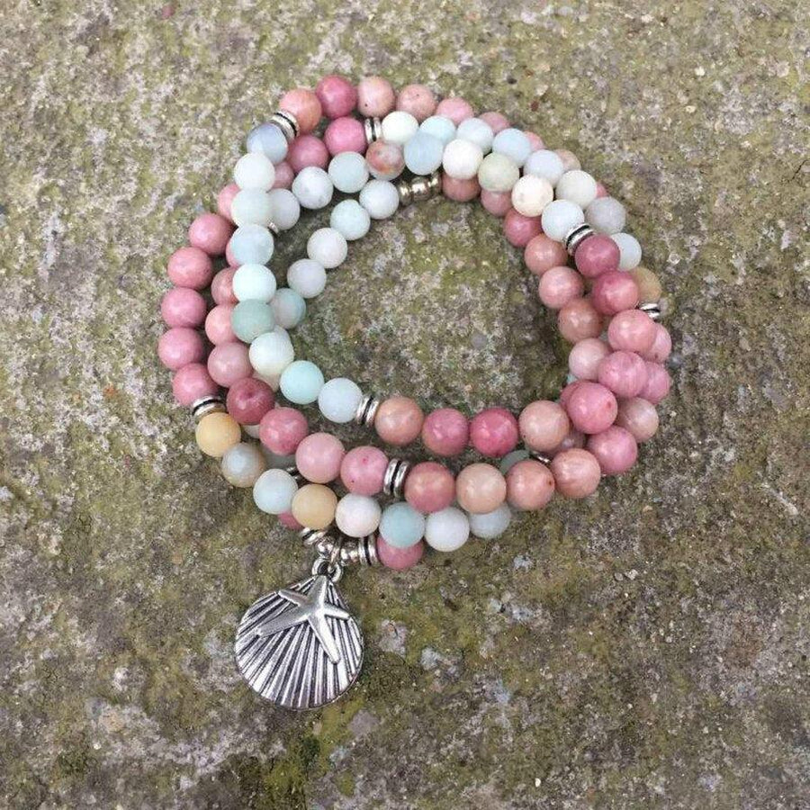 Vue détaillée du pendentif coquillage sur le mala