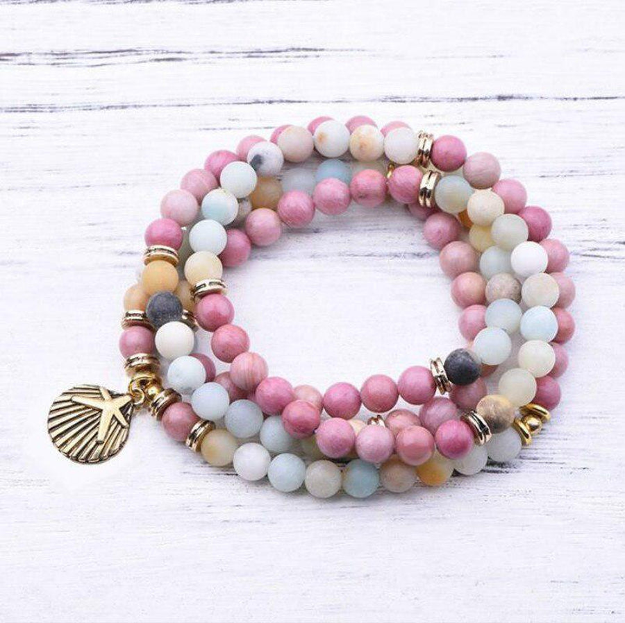 Collier mala en amazonite posé sur une surface claire