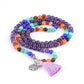 Collier Mala 7 chakras avec perles colorées en gros plan