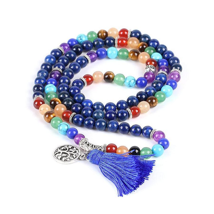 Mala des 7 chakras avec perles colorées en gros plan