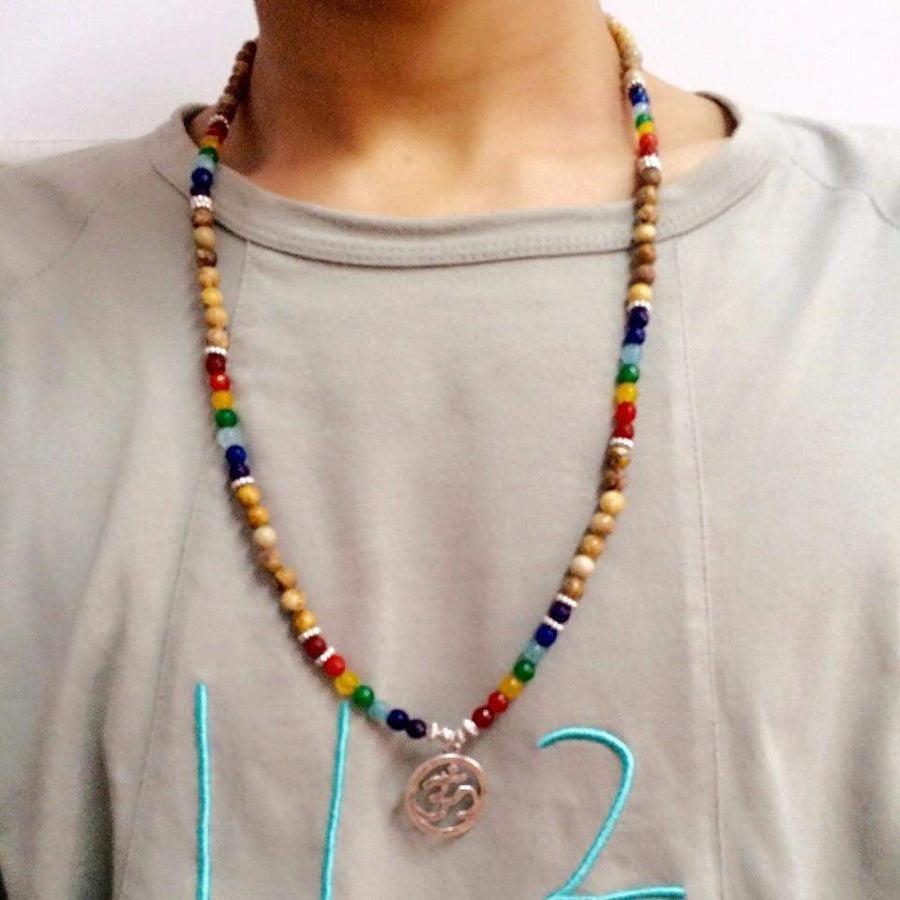 Collier Mala enroulé, perles des 7 chakras visibles