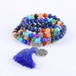 Collier de méditation avec pierres naturelles sur fond blanc