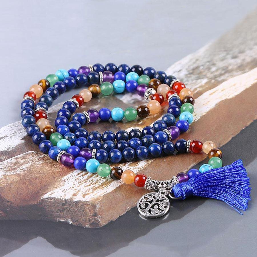 Vue d'ensemble du Mala 7 chakras posé sur une surface