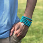 Détail des perles turquoise du mala avec symbole lotus