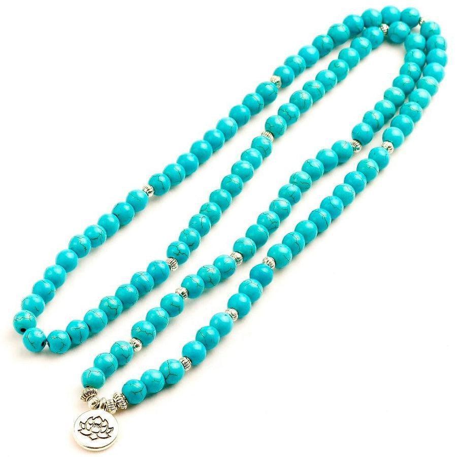 Vue rapprochée du mala turquoise et de son pendentif lotus