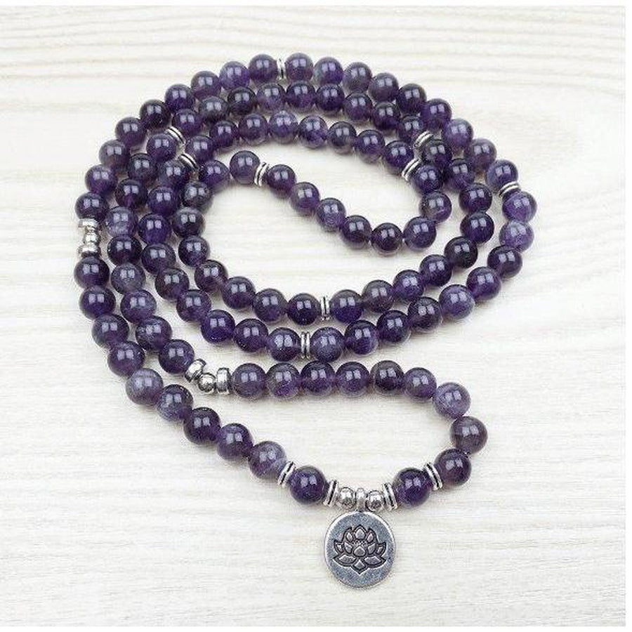 Mala en améthyste avec fleur de lotus, vue rapprochée