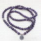 Détail des perles d'améthyste du mala, couleur violette