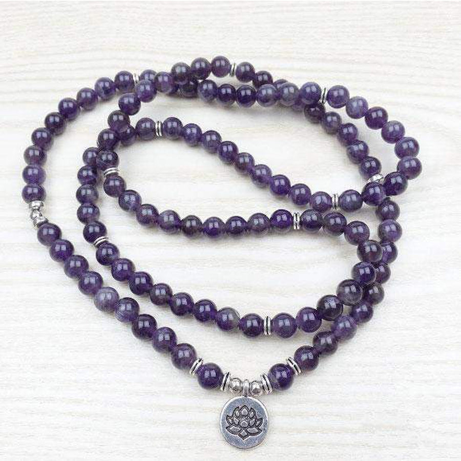 Détail des perles d'améthyste du mala, couleur violette
