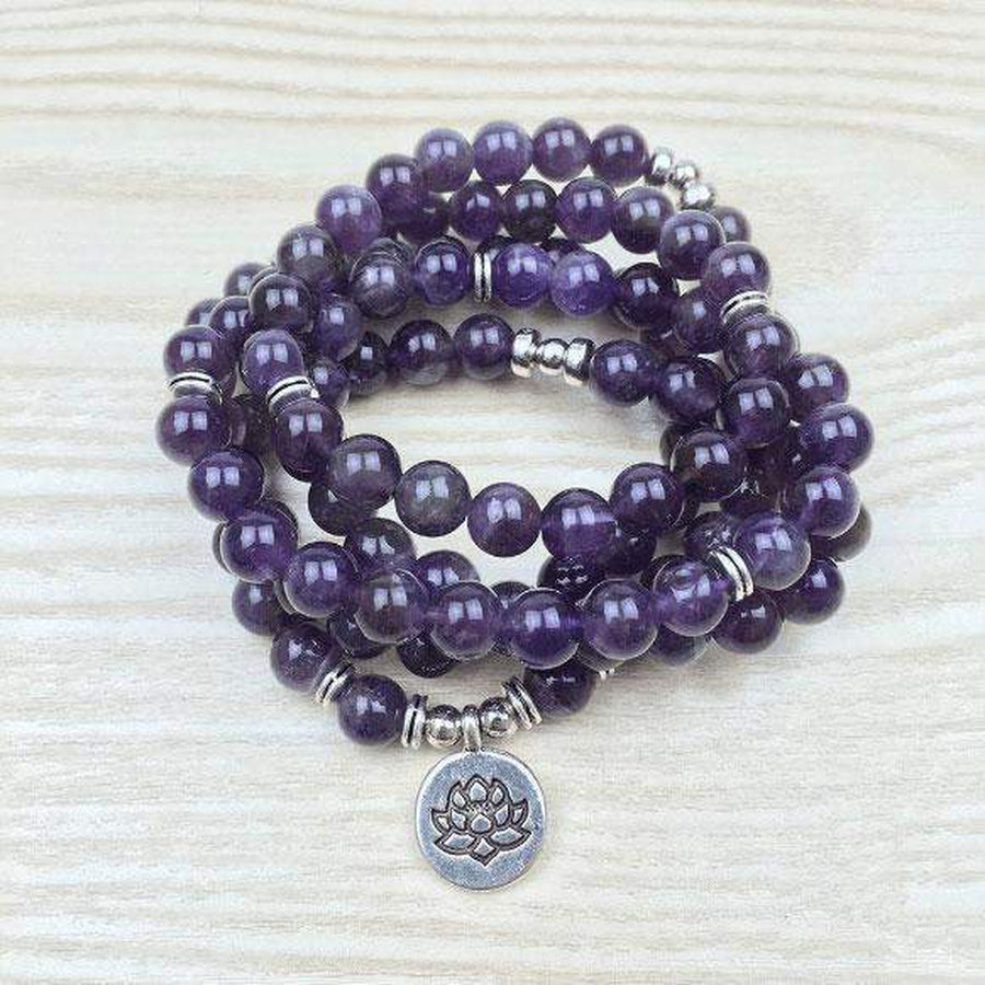 Vue complète du mala en améthyste, symbole de concentration