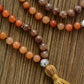 Mala en agate avec perles de cuivre sur fond blanc