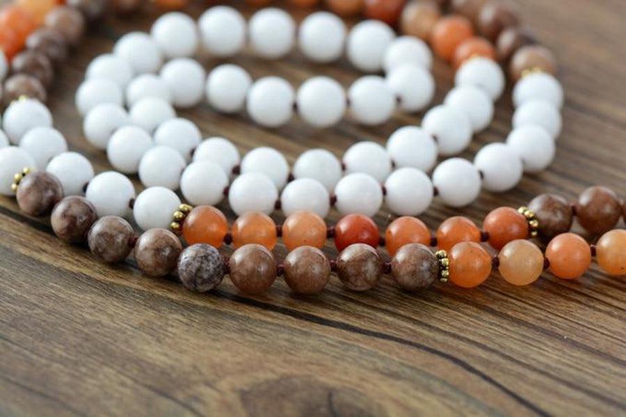 Gros plan sur les perles d'agate et cuivre du mala