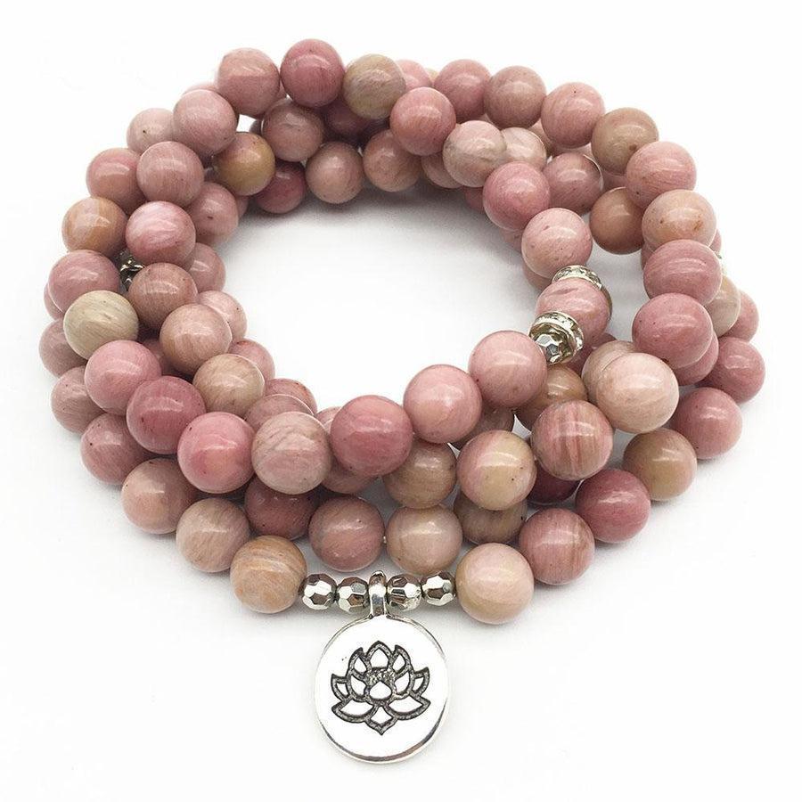 Mala en rhodonite avec charme Bouddha sur fond blanc
