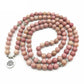 Gros plan sur les perles de rhodonite du mala