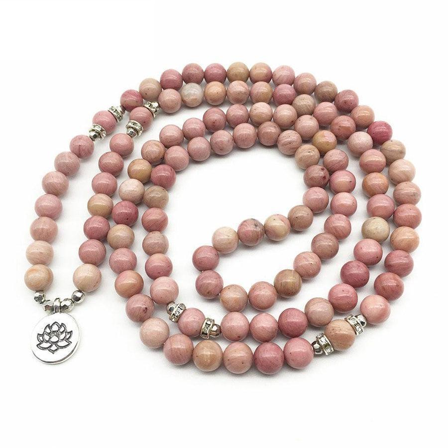 Gros plan sur les perles de rhodonite du mala