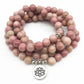 Mala en rhodonite avec symbole OM, posé à plat