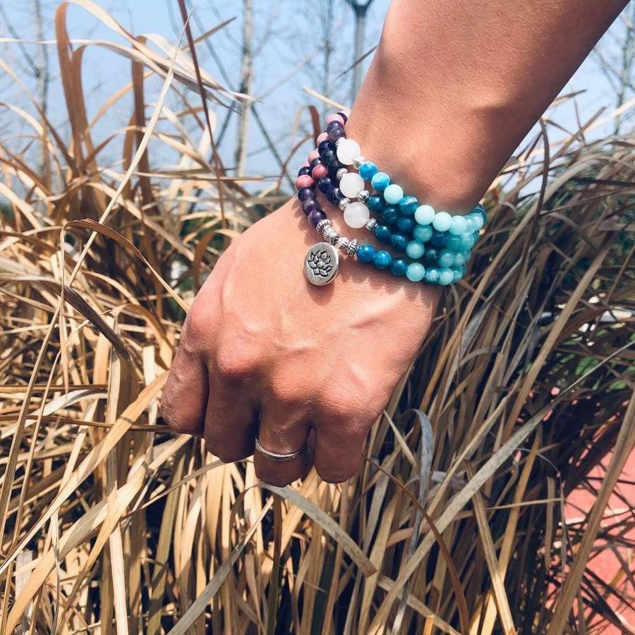 Mala de yoga en perles naturelles avec médaillon gravé