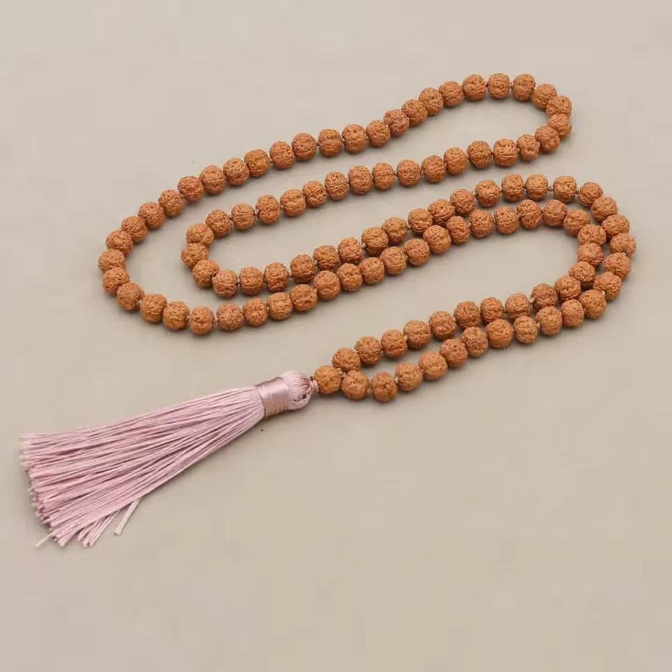 Mala tibétain en Rudraksha avec pompon rose