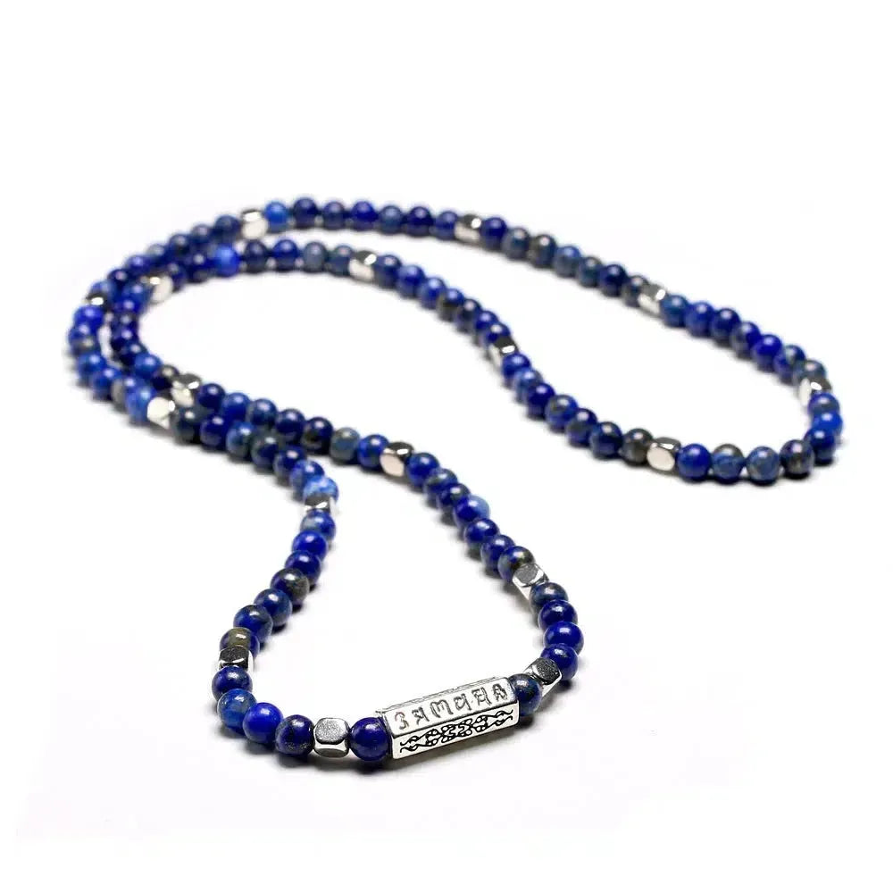 Gros plan sur les perles de Lapis Lazuli du mala