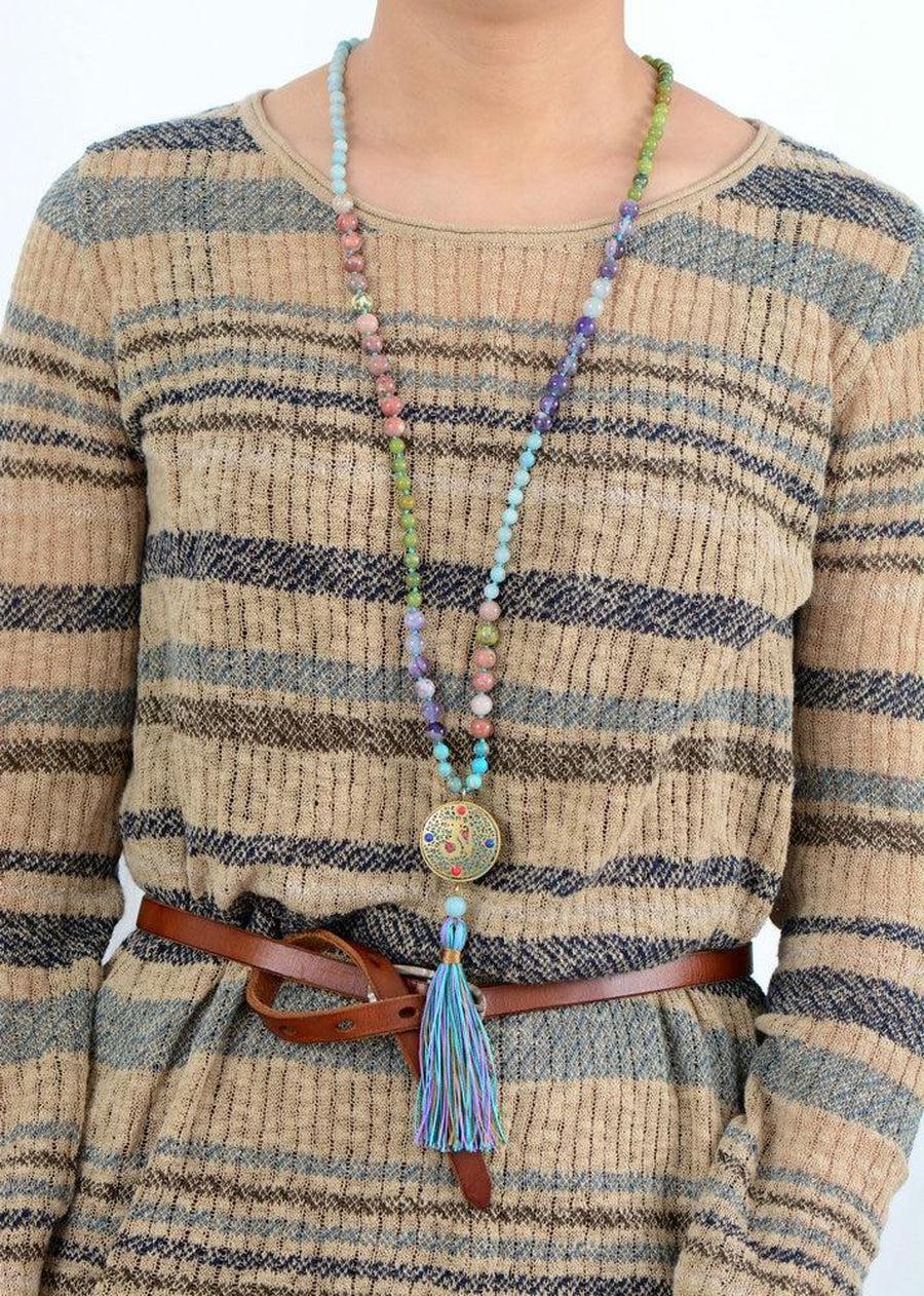 Détail des perles d'agate et jaspe du mala multicolore