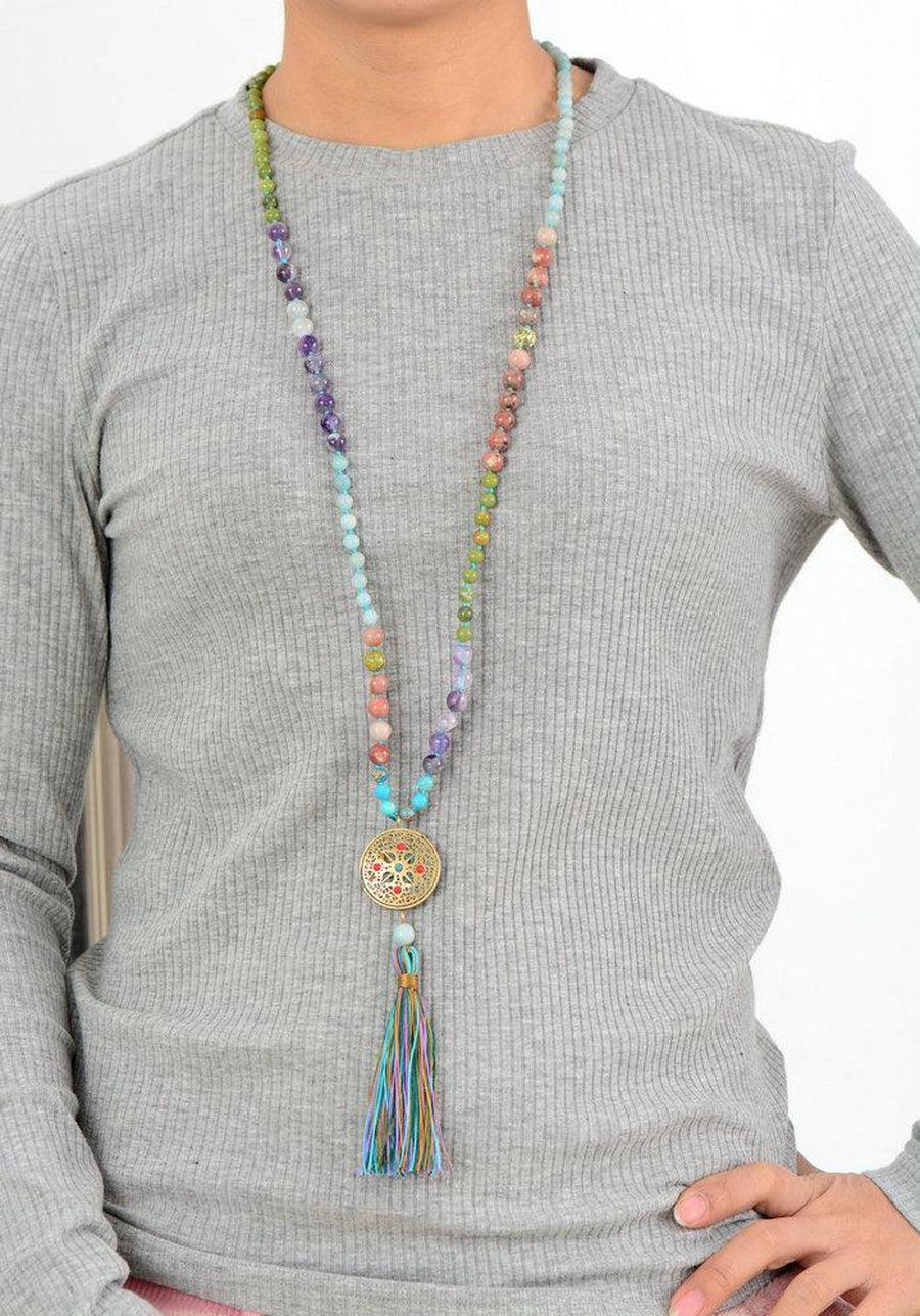 Vue rapprochée du pompon multicolore du mala traditionnel