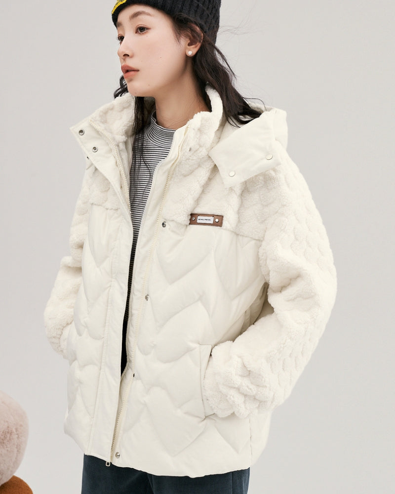 Vue de profil du manteau, mettant en valeur la capuche