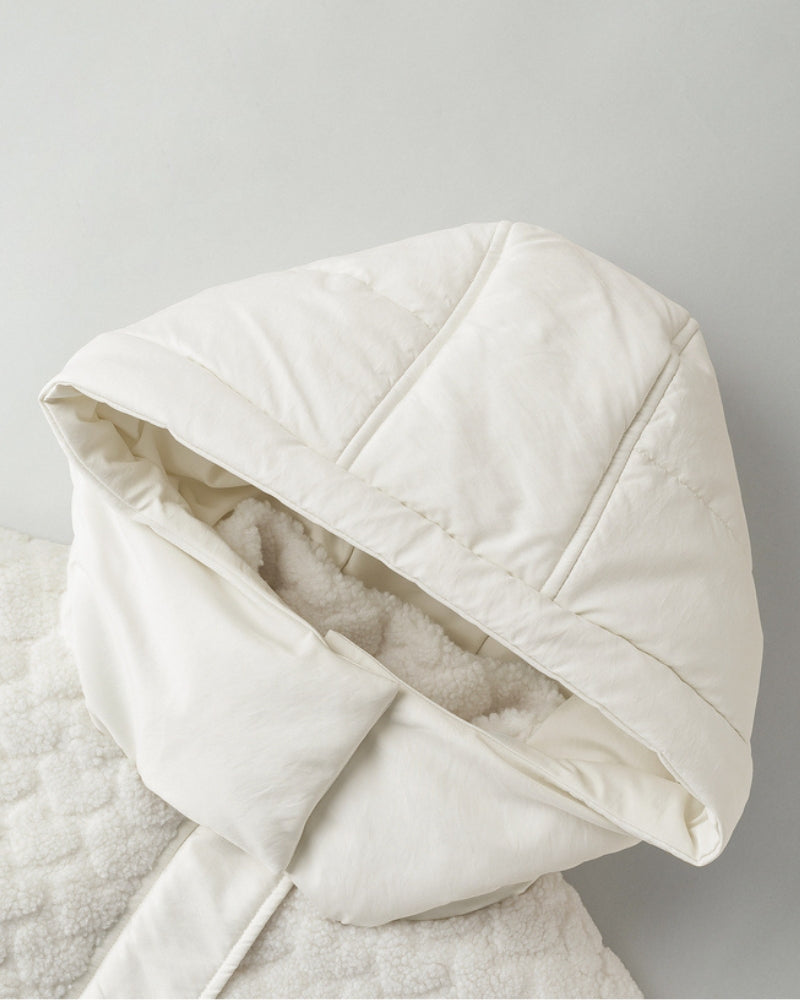 Vue arrière du manteau, soulignant la coupe élégante