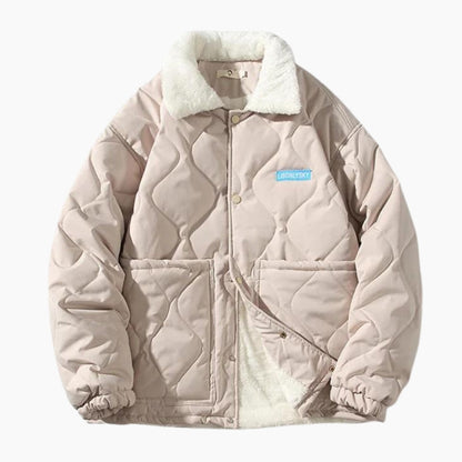 Poches latérales du manteau beige avec boutons-pression