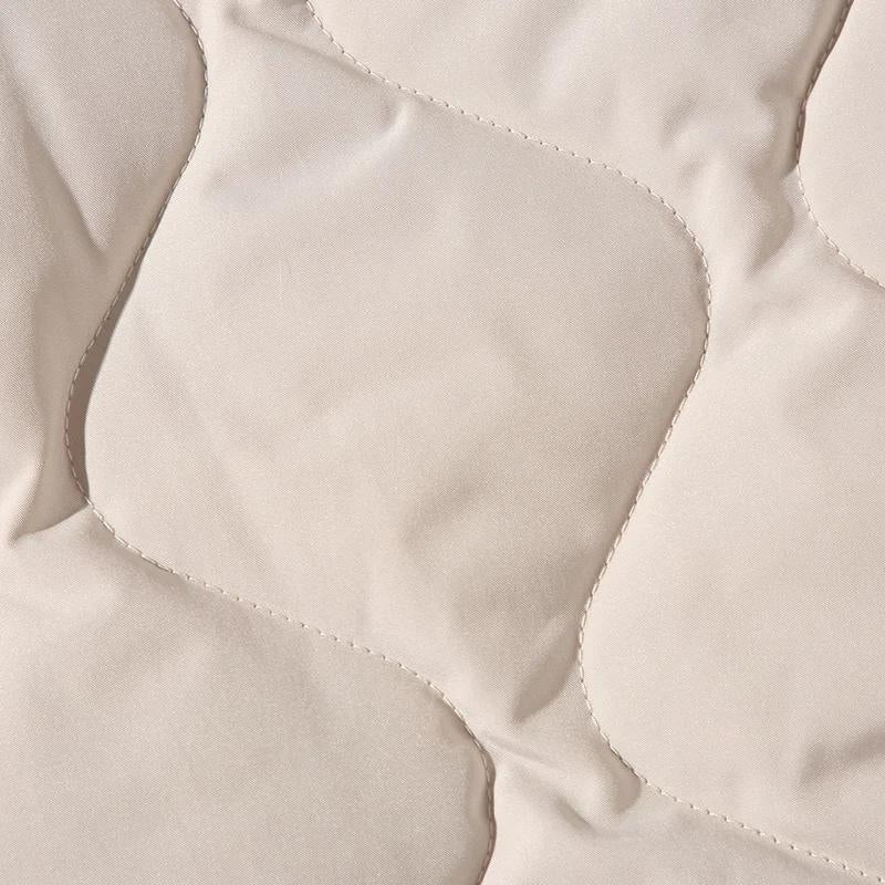 Détail du col en fourrure Pilou Pilou sur manteau beige