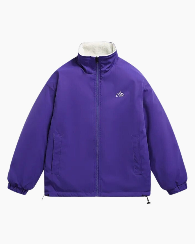 Homme portant un manteau réversible en fausse fourrure blanche