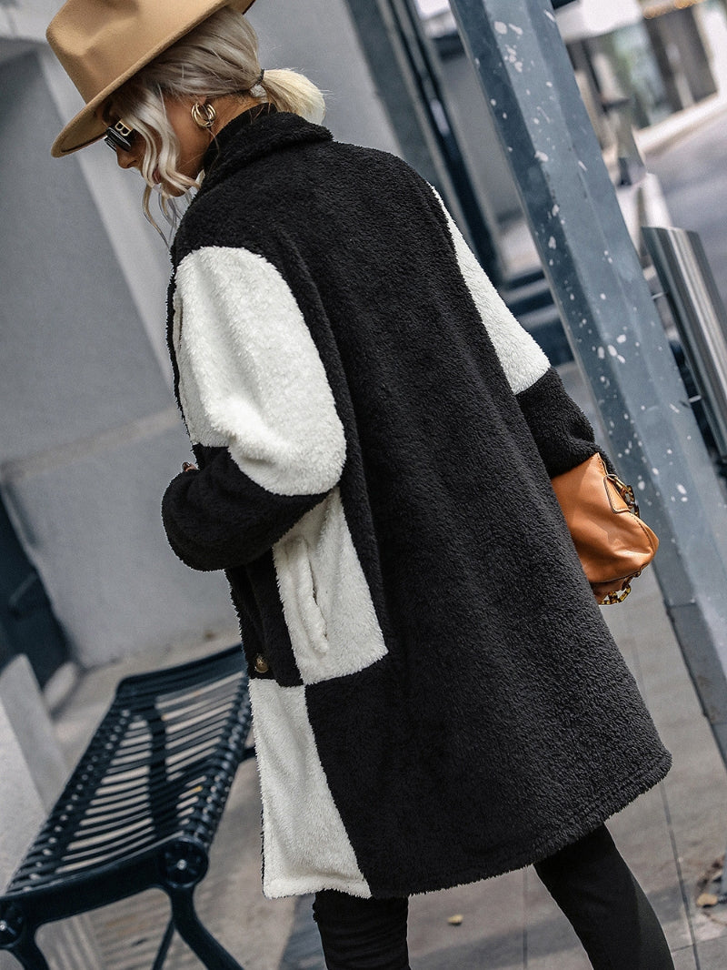 Texture douce du manteau en molleton noir et blanc