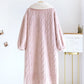 Manteau peignoir rose avec col blanc rabattu et poches