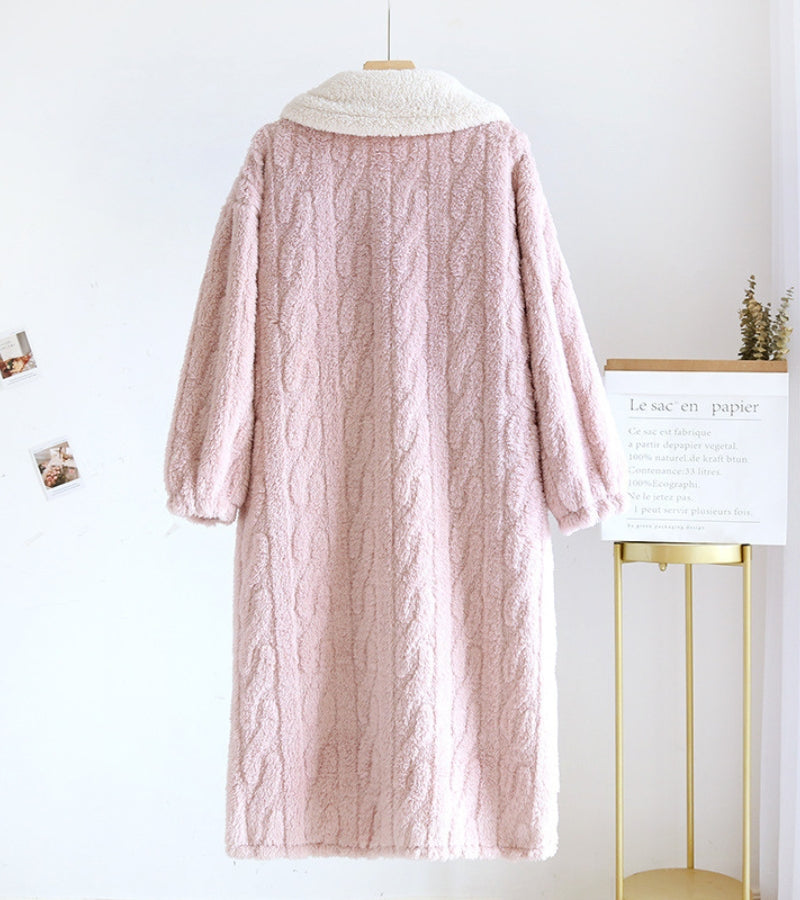 Manteau peignoir rose avec col blanc rabattu et poches
