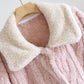 Vue de face du manteau peignoir rose en Pilou Pilou