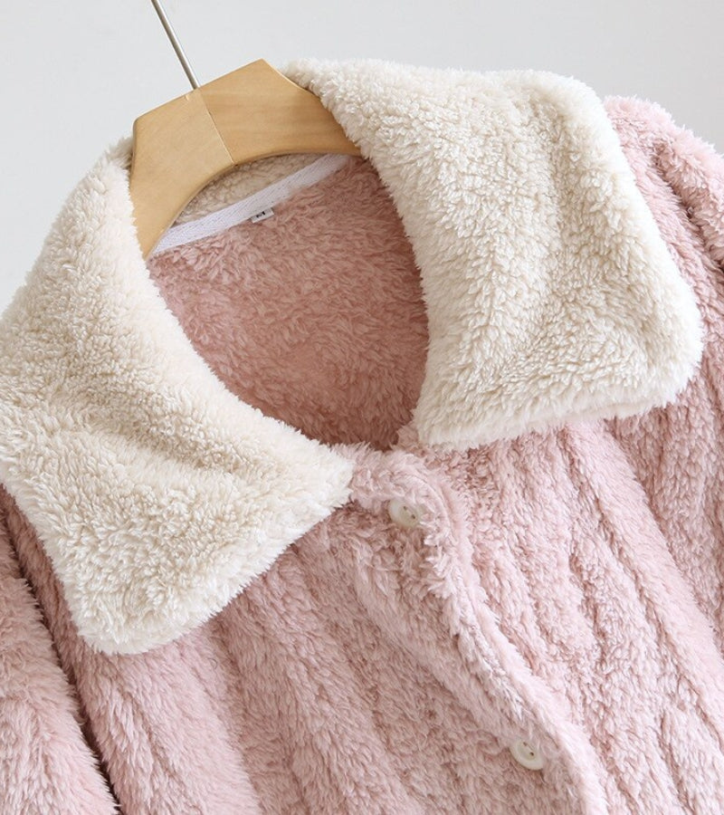 Vue de face du manteau peignoir rose en Pilou Pilou