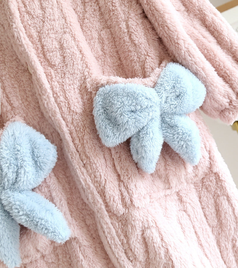 Détail des boutons et nœuds sur les poches du peignoir