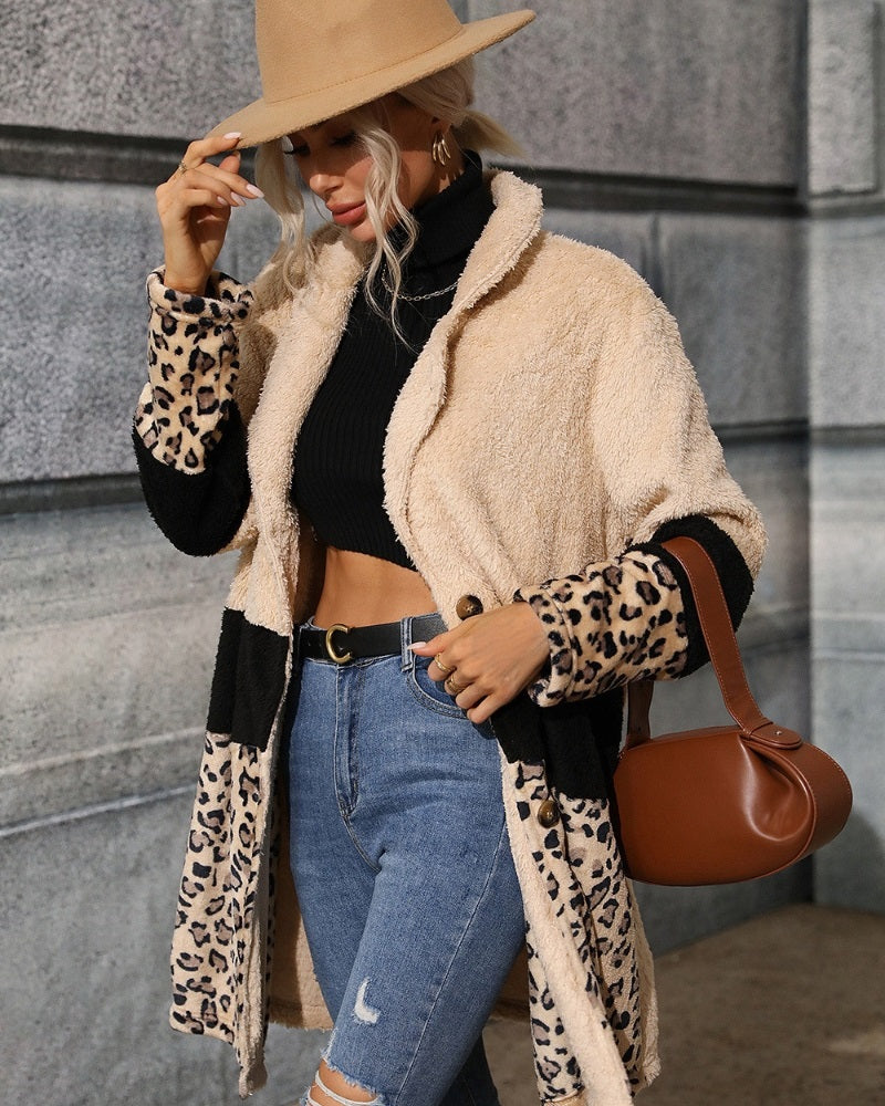 Vue complète du manteau beige, coupe mi-longue