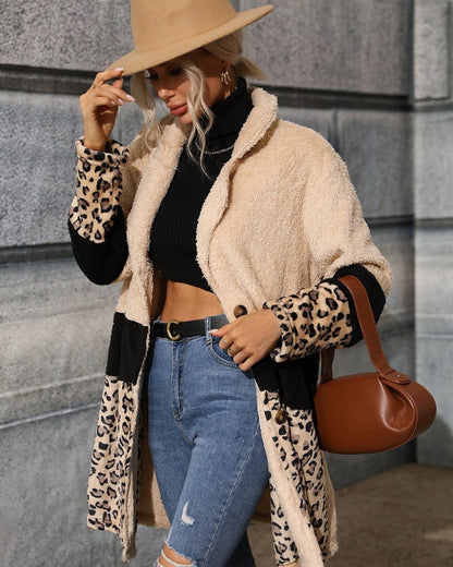 Vue complète du manteau beige, coupe mi-longue