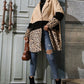 Manteau beige porté avec jean et bottines, style décontracté