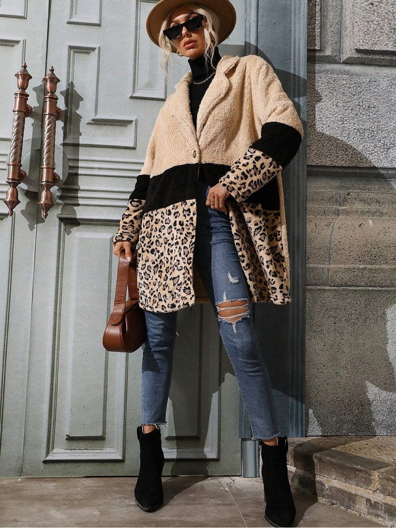 Manteau beige porté avec jean et bottines, style décontracté