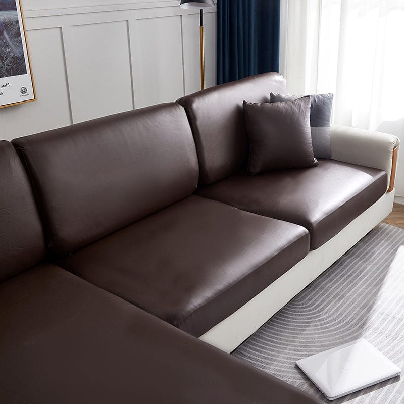 Housse en similicuir marron sur coussin de canapé