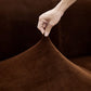 Housse en velours marron couvrant un coussin, protection anti-taches