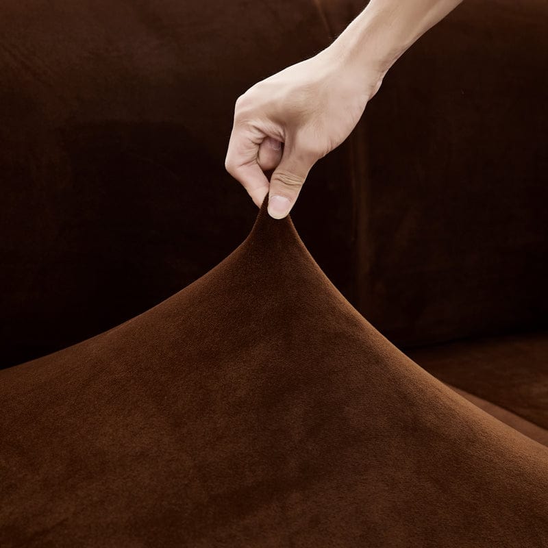 Housse en velours marron couvrant un coussin, protection anti-taches