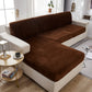 Housse en velours marron sur coussin de canapé, texture douce