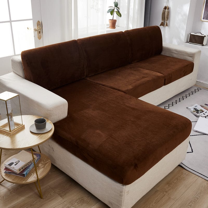 Housse en velours marron sur coussin de canapé, texture douce