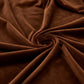 Texture velours marron, housse de coussin sur canapé moderne