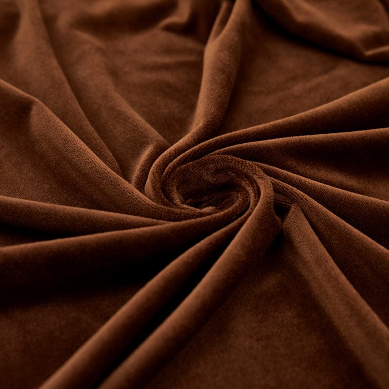Texture velours marron, housse de coussin sur canapé moderne