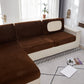Gros plan sur la texture velours marron d'une housse de coussin