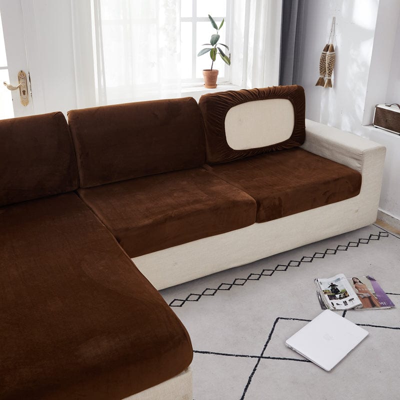 Gros plan sur la texture velours marron d'une housse de coussin