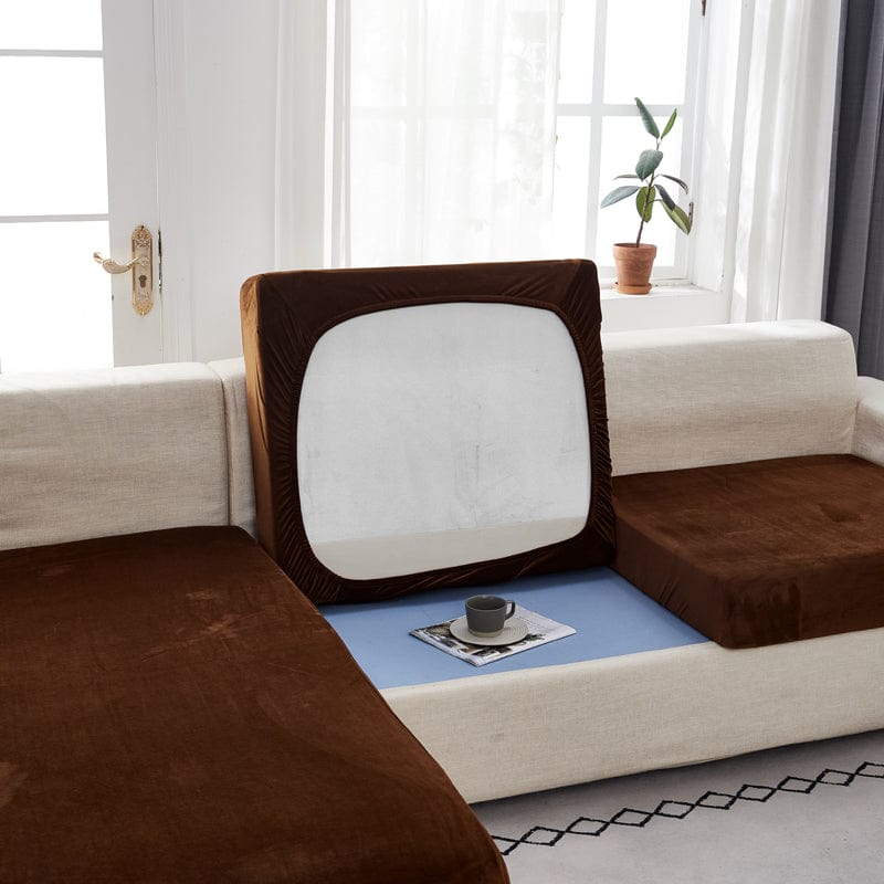 Détail de la brillance subtile du velours marron sur coussin